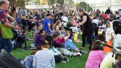 Crowds flock to watch RAAF air show Riverfire in Brisbane