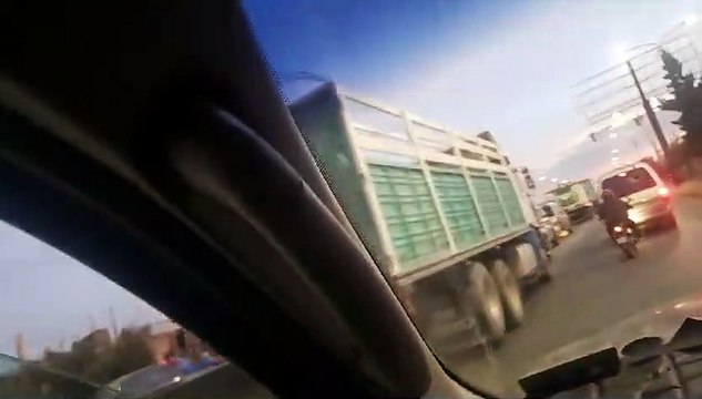 Un lugar de venta de madera arde en El Alto; bomberos combaten el fuego