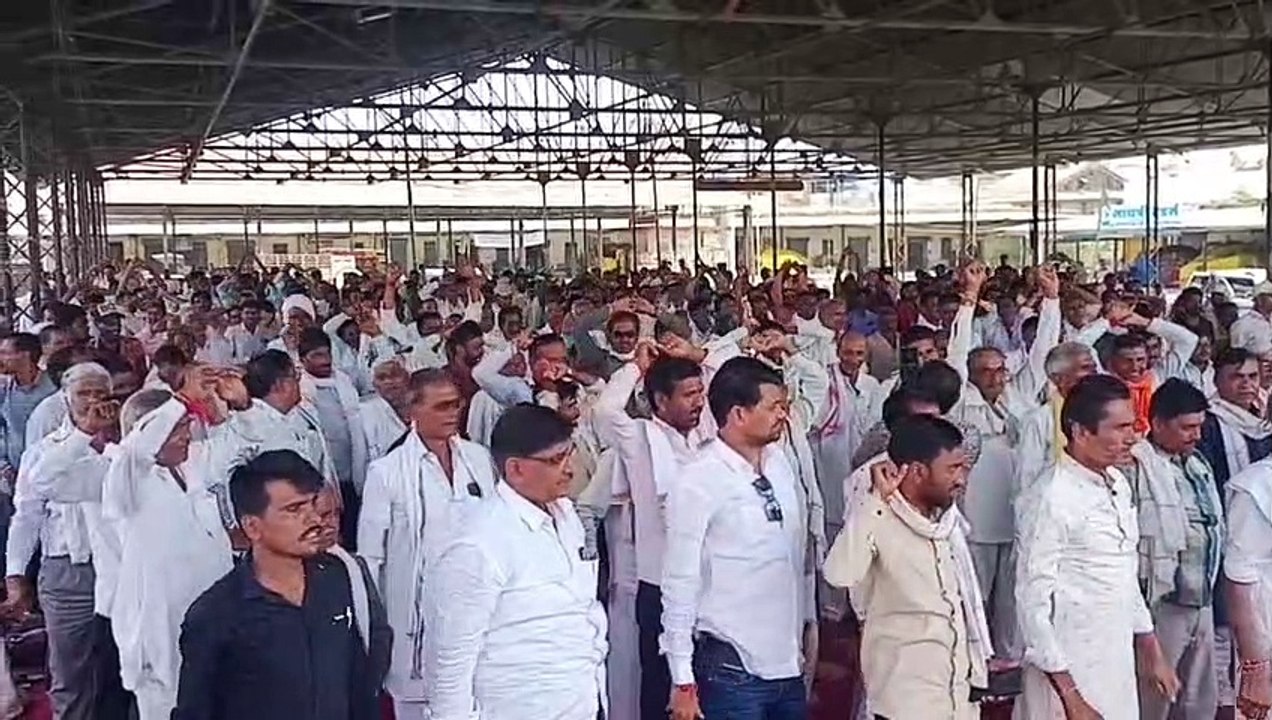 खंडवा @ पुरानी मंडी में किसानों की समस्याओं को लेकर सभा करते किसान