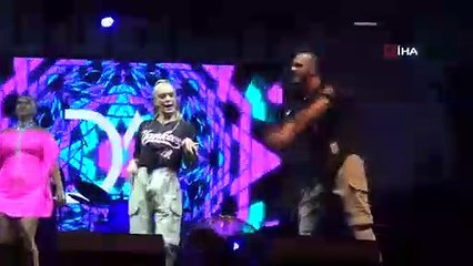 Demet Akalın et d'autres artistes sont montés sur scène au festival Çerkeş