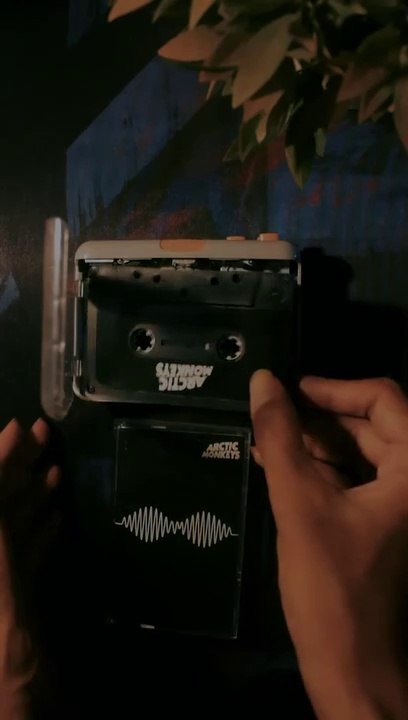 Artic Monkeys - Crawling Back To You