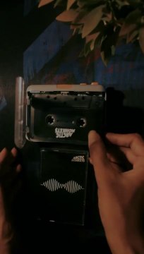 Artic Monkeys - Crawling Back To You