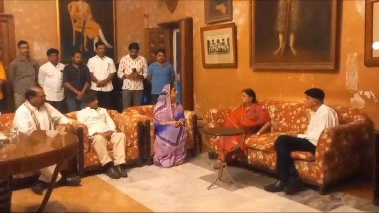 डूंगरपुर: पूर्व मुख्यमंत्री वसुंधरा राजे पहुंचीं डूंगरपुर, हेलीपेड पर भाजपा नेताओं ने किया स्वागत, देखें वीडियो