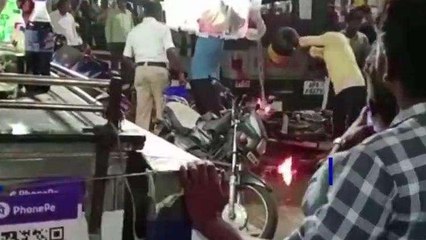 వరంగల్: డ్రంక్ అండ్ డ్రైవ్ తనిఖీలు.. బైక్ కు నిప్పింటించిన వ్యక్తి