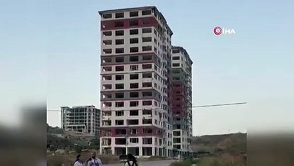 Depremin vurduğu Hatay'da dinamit kullanılarak yıkılan binaların yıkım anı görüntülendi