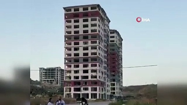 Depremin vurduğu Hatay'da dinamit kullanılarak yıkılan binaların yıkım anı görüntülendi