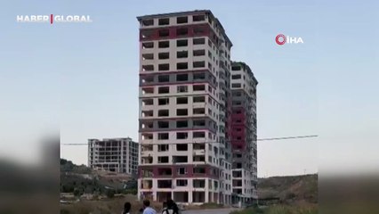 Dinamitle patlatılan 16 katlı 2 bina, tozu dumana kattı yerle bir oldu