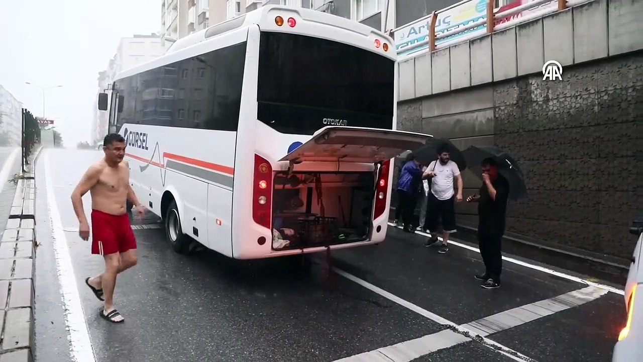 4 personnes coincées dans la voiture dans un passage souterrain rempli d'eau à Samsun se sont échappées à la nage