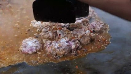 Pakistani Street Food - BUTTER GOAT BRAIN AND OFFAL STEW Katakat Karachi Pakistan