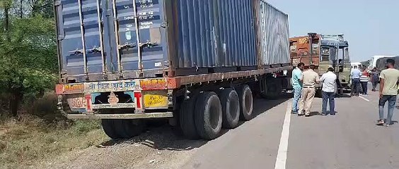 Kishangarh - बेकाबू ट्रेलर ने उडऩ दस्ते को मारी टक्कर, इंस्पेक्टर-तीन गार्ड व चालक घायल