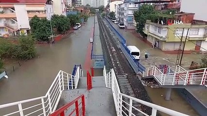 Samsun'da sel suları demiryolu adeta dereye döndürdü