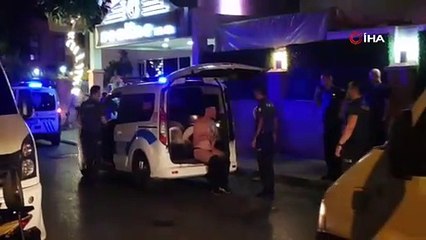 Rus turist sokak ortasında soyundu, polislere zor anlar yaşattı