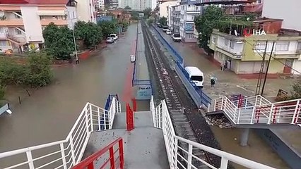 Les eaux de crue à Samsun ont transformé la voie ferrée en ruisseau