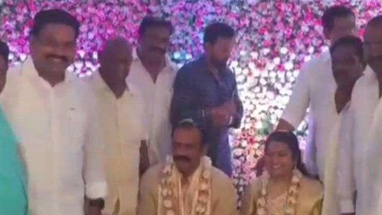 పశ్చిమ గోదావరి జిల్లా: వంగవీటి రాధా నిశ్చితార్ధం... తరలి వచ్చిన నేతలు