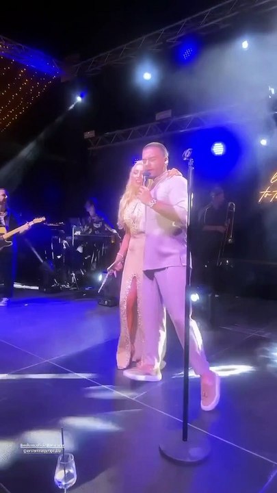 To "έκαψε" η Κωνσταντίνα Σπυροπούλου στη βάφτιση του γιου της - Ο χορός της πάνω στην σκηνή με τον Μάστορα