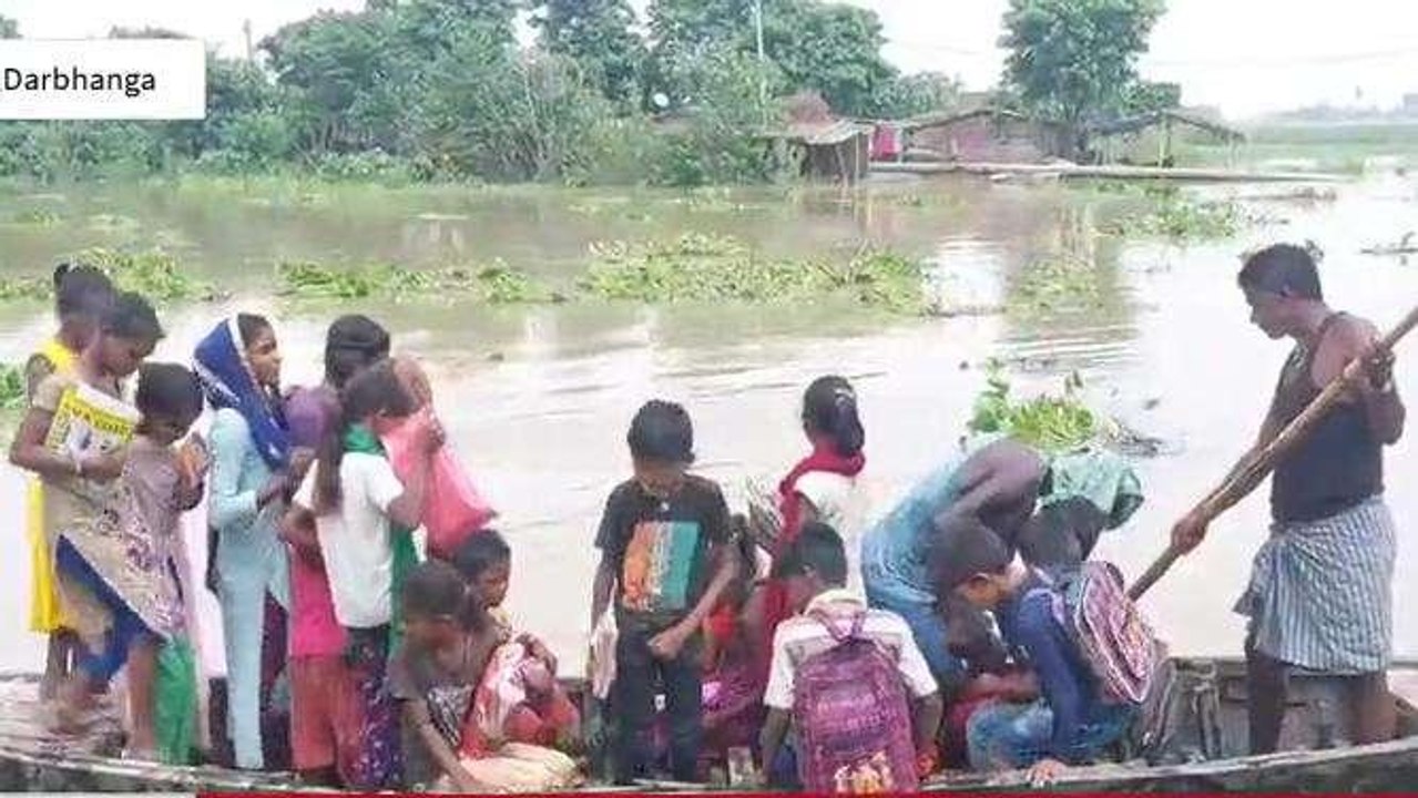 दरभंगा: जान जोखिम में डालकर स्कूल जाते बच्चे, छोटी नाव के सहारे अपनाती नदी को करते हैं पार