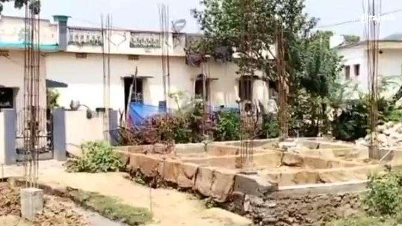 అనకాపల్లి జిల్లా: హెచ్చరికలు బేఖాతరు.. ప్రభుత్వ స్థలాల్లో అక్రమ నిర్మాణాలు