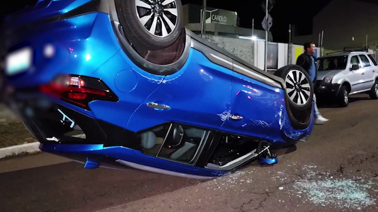 Nissan Kicks capota depois de atingir carro estacionado no bairro Country