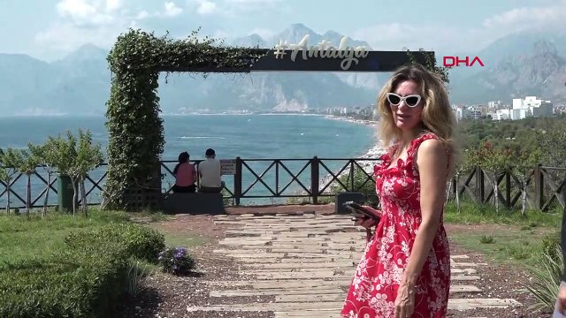 Antalya'da Tatilciler Konyaaltı Sahili'ne Akın Etti