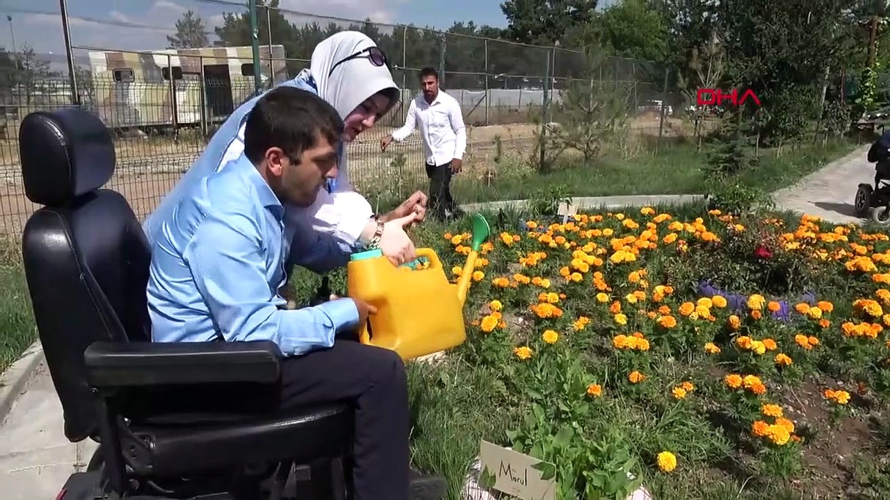 Les légumes cultivés par les handicapés ont été récoltés et une célébration a eu lieu au parc d'attractions