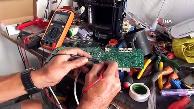 Emekli Profesör İsmail Çakır, elektronik eşya tamircisi oldu
