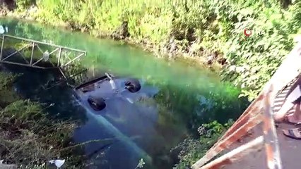 Des voitures s'envolent vers le canal d'irrigation d'Antalya