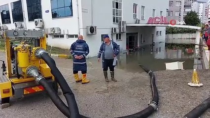 Les eaux de crue ont rempli la salle d'urgence de l'hôpital de Samsun