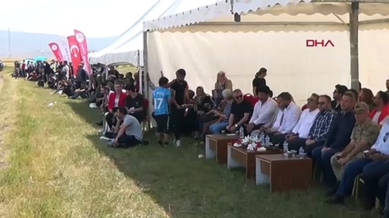 Excitation traditionnelle des courses de chevaux Rahvan à Ardahan