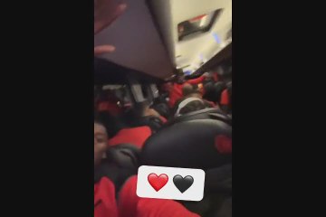 Cori contro Juve, cosa hanno cantato i giocatori del Milan - Video