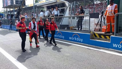 Gp Monza 2023, i piloti Ferrari entrano in griglia di partenza