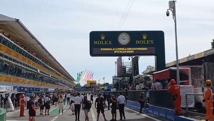 Video herunterladen: Gran Premio Monza 2023, le Frecce Tricolori sorvolano l'autodromo