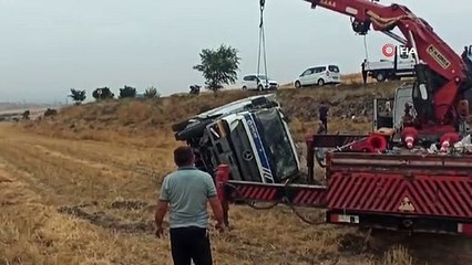 Ankara'da çöp kamyonu tarlaya uçtu