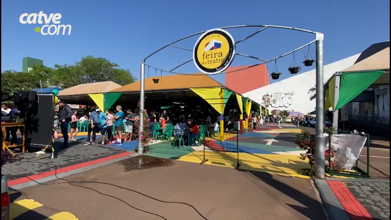Cascavelenses aproveitam domingo ensolarado para ir na Feira do Teatro A feira é realizada aos domingos no estacionamento do Teatro Municipal de Cascavel, das 8h às 13h
