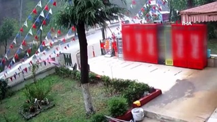 Heyelan ve sel sularına kapılan vatandaşların ölümden döndüğü anlar kamerada