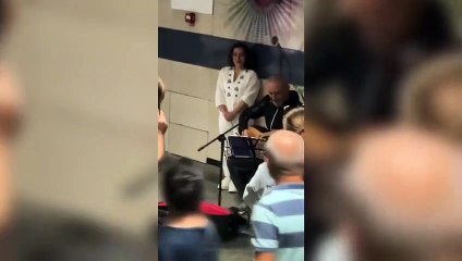 Yılmaz Erdoğan metroda sazı eline alıp türkü söyledi