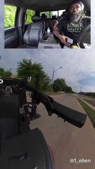 Il embarque une voiture à une vitesse folle... efficace le gars de la fourrière