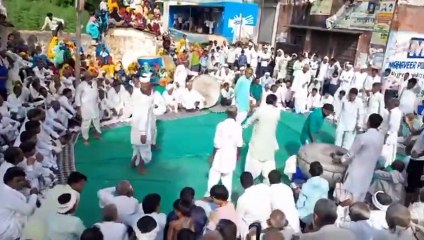 कन्हैया दंगल में कलाकारों ने दी रोचक प्रस्तुति और लोग नाचने लगे