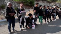 Yunanistan'da yanan alanda mahsur kalan düzensiz göçmenler polise teslim oldu