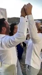 Ευθύμης Ζησάκης-Χρύσα Παπαλελούδη: Παντρεύτηκαν στο Λαγονήσι - Ο χορός πάνω στην άμμο