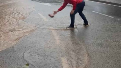 El alcalde de Toledo retira adoquines de la calzada
