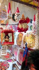 बाजार में झूले, मोर मुकुट की दुकानें सजी