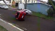 Motorista bate em veículo estacionado e capota carro em Cascavel; vídeo