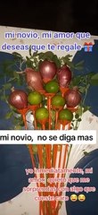 Joven le regala a su novia un ramo de cebollas y limones