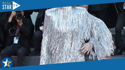 Isabelle Huppert ose un look très original à la Mostra de Venise  l'actrice éblouissante dans sa ro