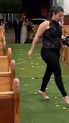 Bolsonarista casa usando tornozeleira e véu com bandeira do Brasil