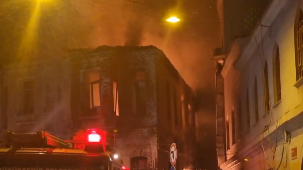 Beyoğlu'nda 2 katlı metruk bina alev alev yandı