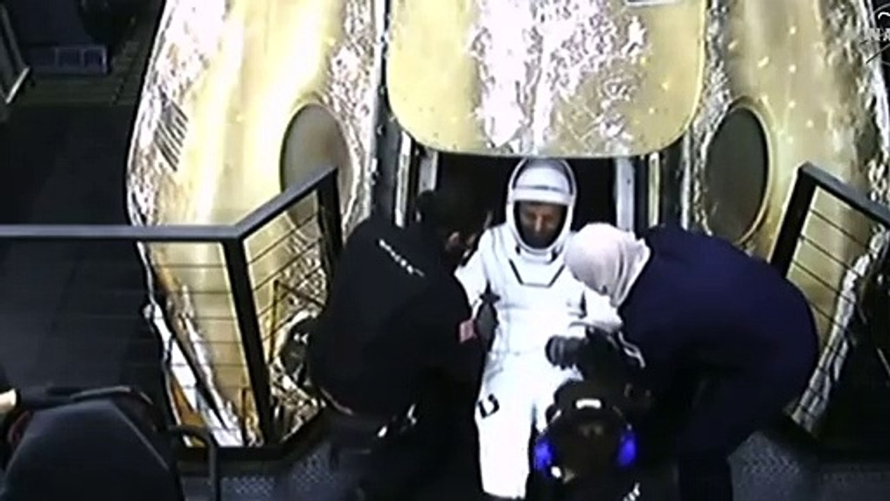 لحظة خروج #سلطان_النيادي من المركبة دراجون