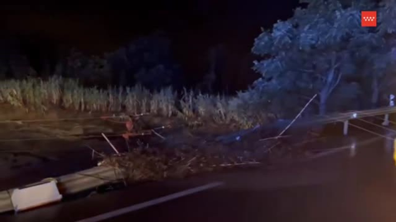 Los Bomberos se movilizan durante la madrugada para paliar los efectos de la DANA en Madrid