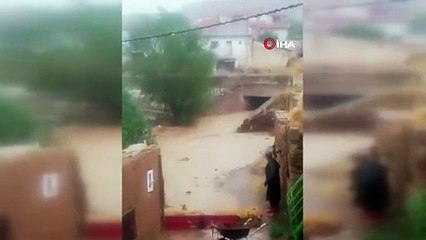 Sel suları kamyonu böyle sürükledi