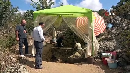 64 ateliers millénaires découverts dans la grotte d'Inkaya